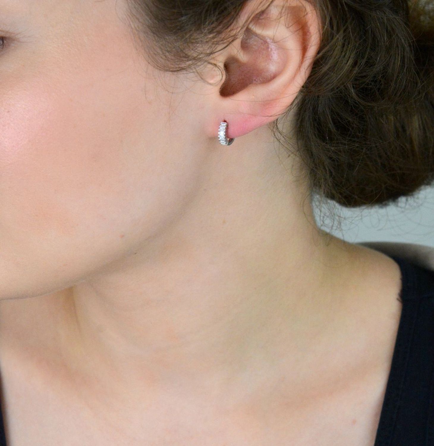 Kolczyki dziecięce srebrne próby 925 – małe kółeczka zdobione cyrkoniami, zapięcie na zatrzask. Model DIA-KLC-13453-925, długość 9 mm, szerokość 2 mm, waga 1,10 g. 1.jpg