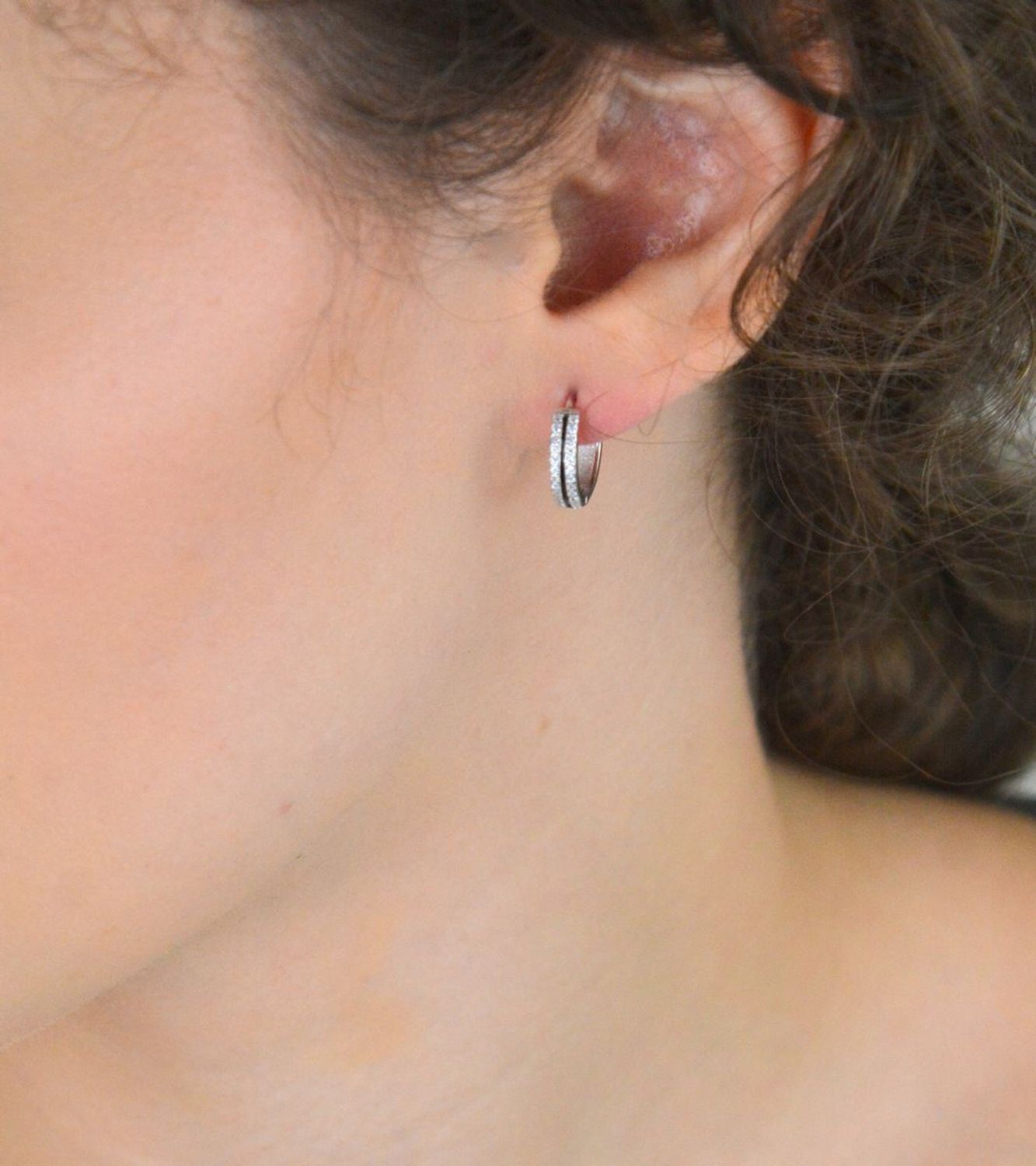 Kolczyki srebrne 925 DIA-KLC-13454-925 – kółeczka z cyrkoniami i czarną emalią, zapięcie na zatrzask. Długość 1,3 cm, szerokość 3 mm, waga 2,10 g. Elegancka biżuteria z charakterem.1.jpg