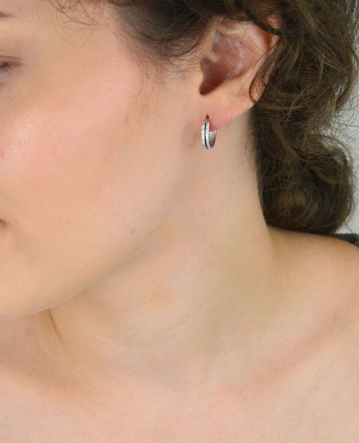 Kolczyki srebrne 925 DIA-KLC-13454-925 – kółeczka z cyrkoniami i czarną emalią, zapięcie na zatrzask. Długość 1,3 cm, szerokość 3 mm, waga 2,10 g. Elegancka biżuteria z charakterem.1.jpg