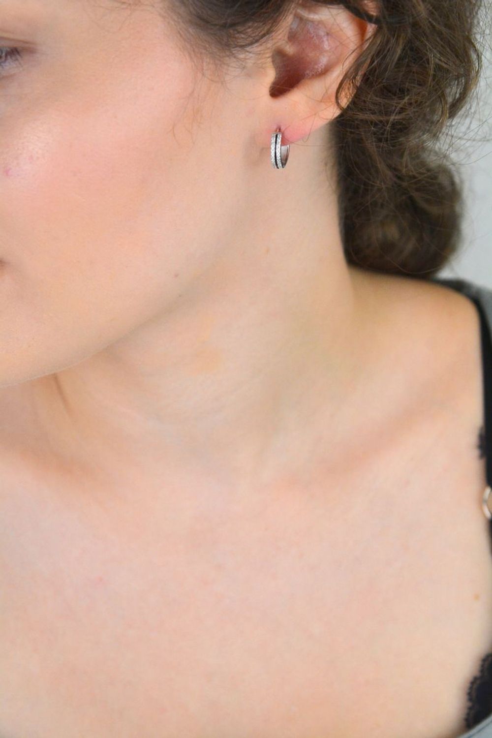 Kolczyki srebrne 925 DIA-KLC-13454-925 – kółeczka z cyrkoniami i czarną emalią, zapięcie na zatrzask. Długość 1,3 cm, szerokość 3 mm, waga 2,10 g. Elegancka biżuteria z charakterem.1.jpg