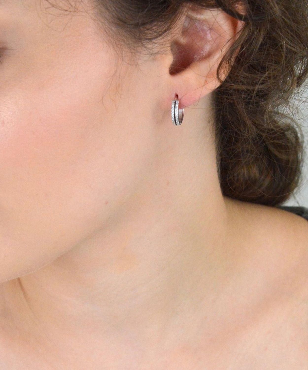 Kolczyki srebrne 925 DIA-KLC-13454-925 – kółeczka z cyrkoniami i czarną emalią, zapięcie na zatrzask. Długość 1,3 cm, szerokość 3 mm, waga 2,10 g. Elegancka biżuteria z charakterem.1.jpg