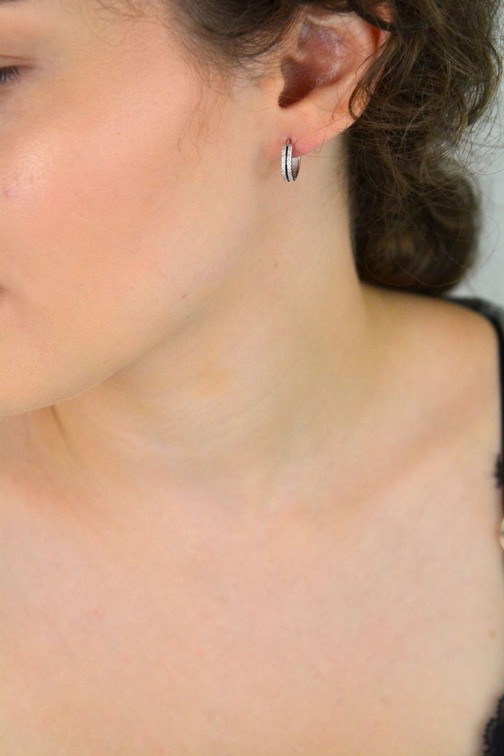 Kolczyki srebrne 925 DIA-KLC-13454-925 – kółeczka z cyrkoniami i czarną emalią, zapięcie na zatrzask. Długość 1,3 cm, szerokość 3 mm, waga 2,10 g. Elegancka biżuteria z charakterem.1.jpg