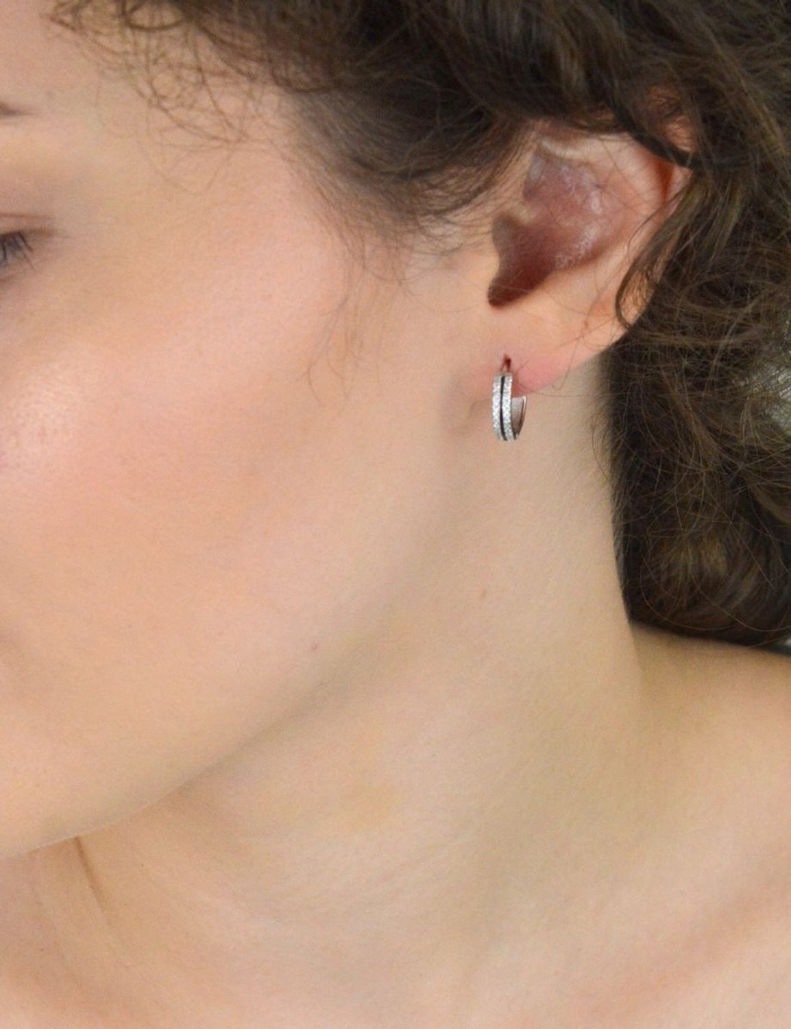 Kolczyki srebrne 925 DIA-KLC-13454-925 – kółeczka z cyrkoniami i czarną emalią, zapięcie na zatrzask. Długość 1,3 cm, szerokość 3 mm, waga 2,10 g. Elegancka biżuteria z charakterem.1.jpg