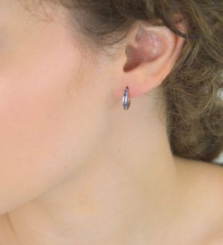 Małe kolczyki srebrne 925 z granatowymi cyrkoniami. Długość 1,3 cm, szerokość 2 mm, zapięcie zatrzaskowe. Elegancki dodatek na co dzień i na wieczór (2).JPG