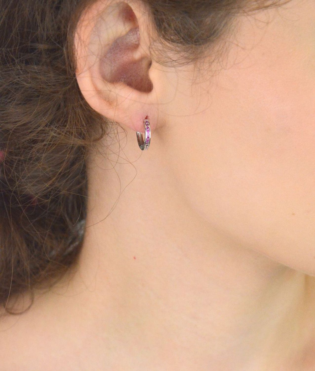 Małe srebrne kolczyki 925 w kształcie kółeczek z różowymi cyrkoniami. Długość 1,2 cm, zapięcie zatrzaskowe. Lekkie, eleganckie i uniwersalne.1.jpg