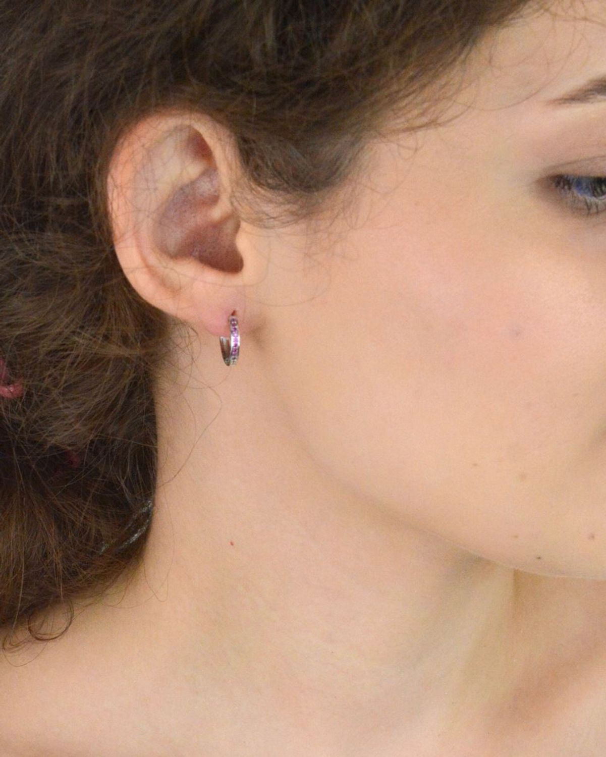 Małe srebrne kolczyki 925 w kształcie kółeczek z różowymi cyrkoniami. Długość 1,2 cm, zapięcie zatrzaskowe. Lekkie, eleganckie i uniwersalne.1.jpg