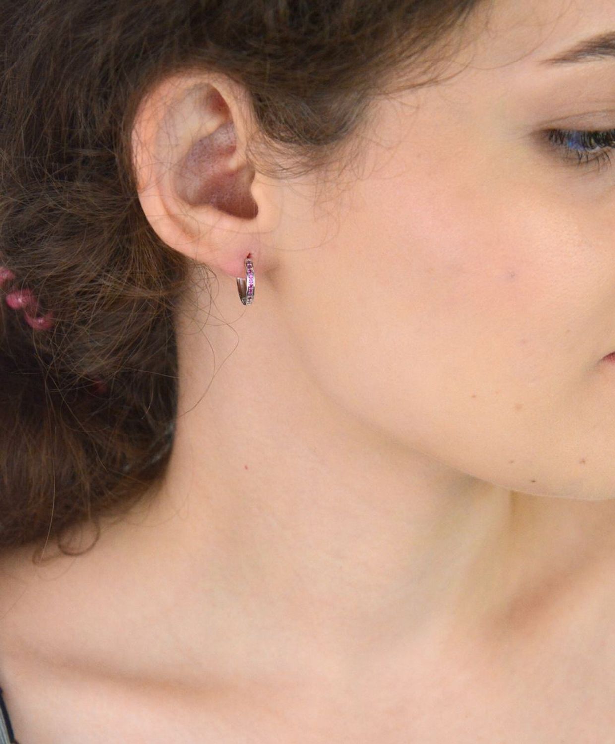 Małe srebrne kolczyki 925 w kształcie kółeczek z różowymi cyrkoniami. Długość 1,2 cm, zapięcie zatrzaskowe. Lekkie, eleganckie i uniwersalne.1.jpg