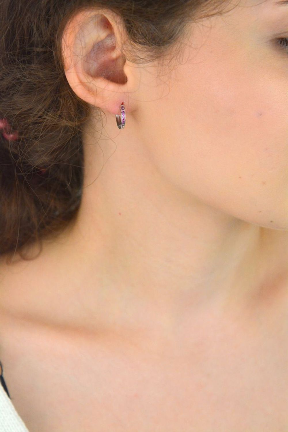 Małe srebrne kolczyki 925 w kształcie kółeczek z różowymi cyrkoniami. Długość 1,2 cm, zapięcie zatrzaskowe. Lekkie, eleganckie i uniwersalne.1.jpg