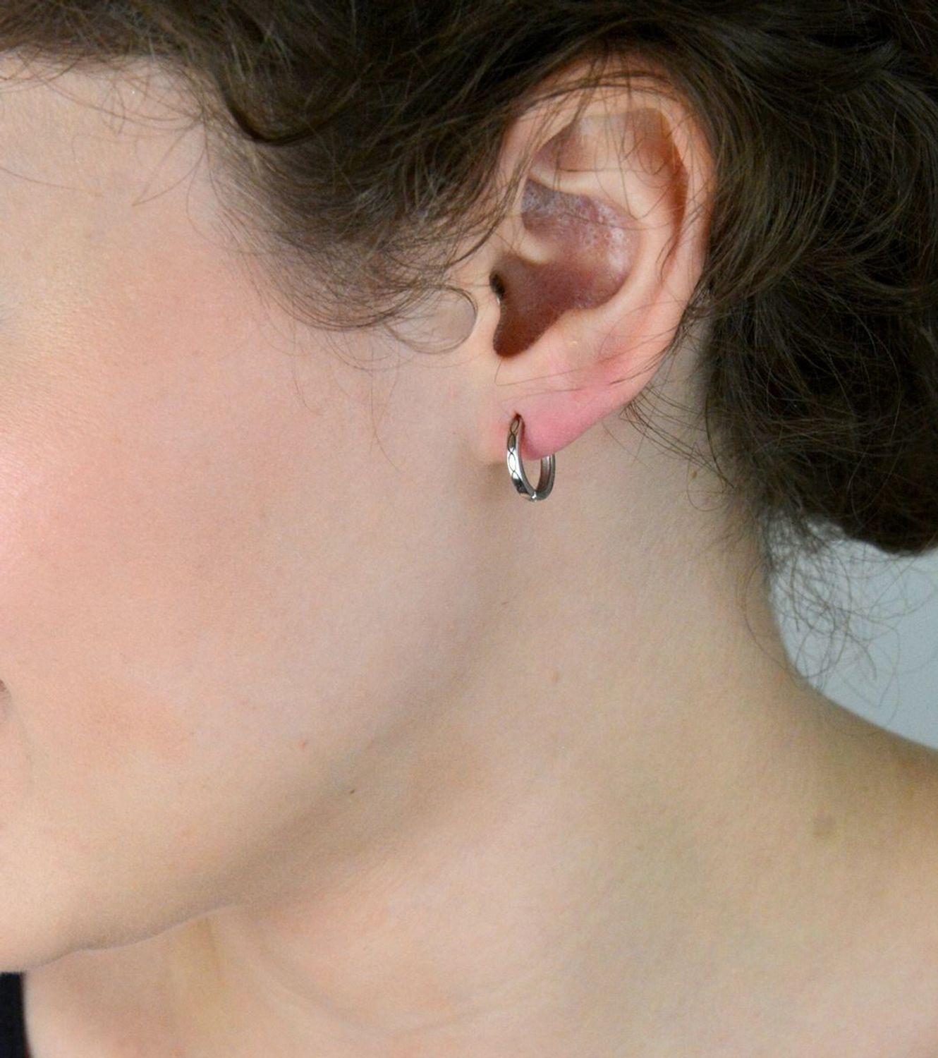 Kolczyki srebrne próby 925 – delikatne koła o długości 1,2 cm i szerokości 2 mm, zdobione subtelnym wzorem. Model DIA-KLC-13463-925, waga 1,30 g, zapięcie na zatrzask. Elegancja na co dzień.1.jpg