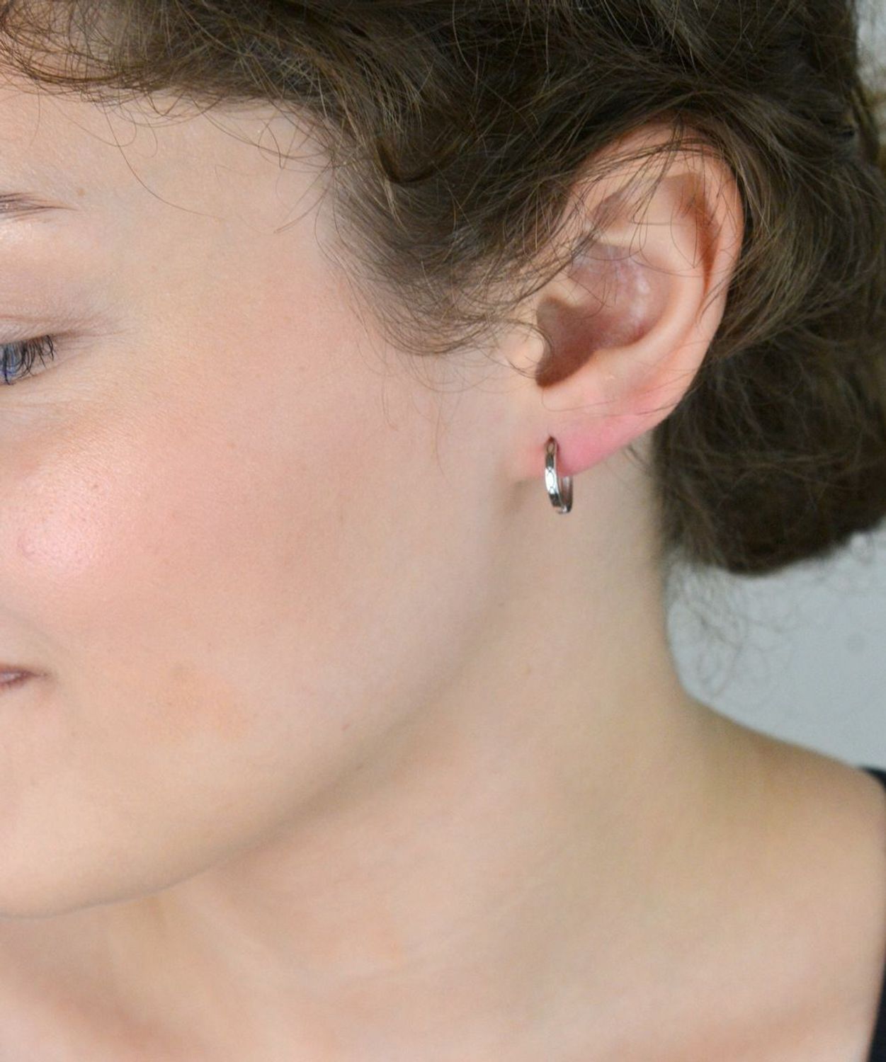 Kolczyki srebrne próby 925 – delikatne koła o długości 1,2 cm i szerokości 2 mm, zdobione subtelnym wzorem. Model DIA-KLC-13463-925, waga 1,30 g, zapięcie na zatrzask. Elegancja na co dzień.1.jpg