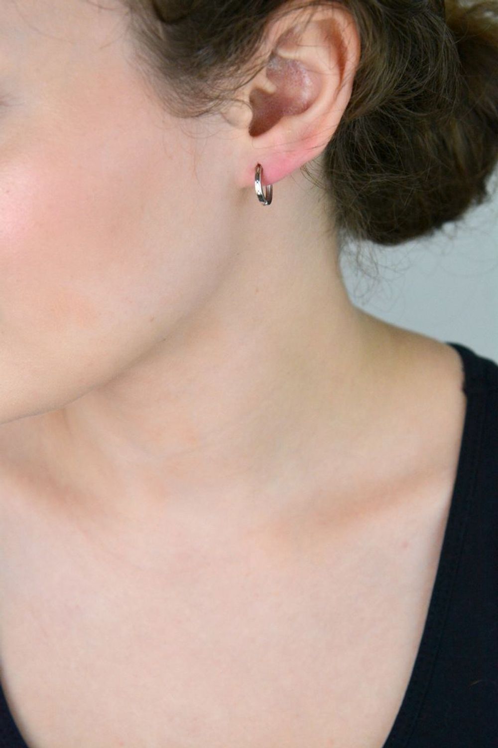 Kolczyki srebrne próby 925 – delikatne koła o długości 1,2 cm i szerokości 2 mm, zdobione subtelnym wzorem. Model DIA-KLC-13463-925, waga 1,30 g, zapięcie na zatrzask. Elegancja na co dzień.1.jpg