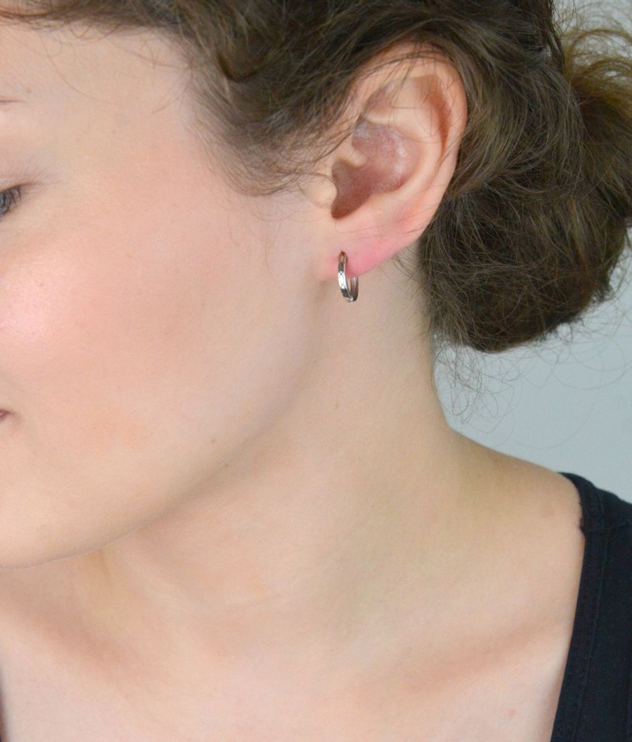 Kolczyki srebrne próby 925 – delikatne koła o długości 1,2 cm i szerokości 2 mm, zdobione subtelnym wzorem. Model DIA-KLC-13463-925, waga 1,30 g, zapięcie na zatrzask. Elegancja na co dzień.1.jpg