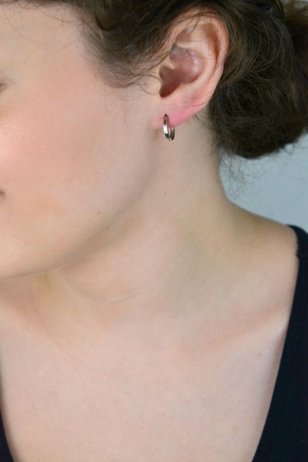 Kolczyki srebrne próby 925 – delikatne koła o długości 1,2 cm i szerokości 2 mm, zdobione subtelnym wzorem. Model DIA-KLC-13463-925, waga 1,30 g, zapięcie na zatrzask. Elegancja na co dzień.1.jpg