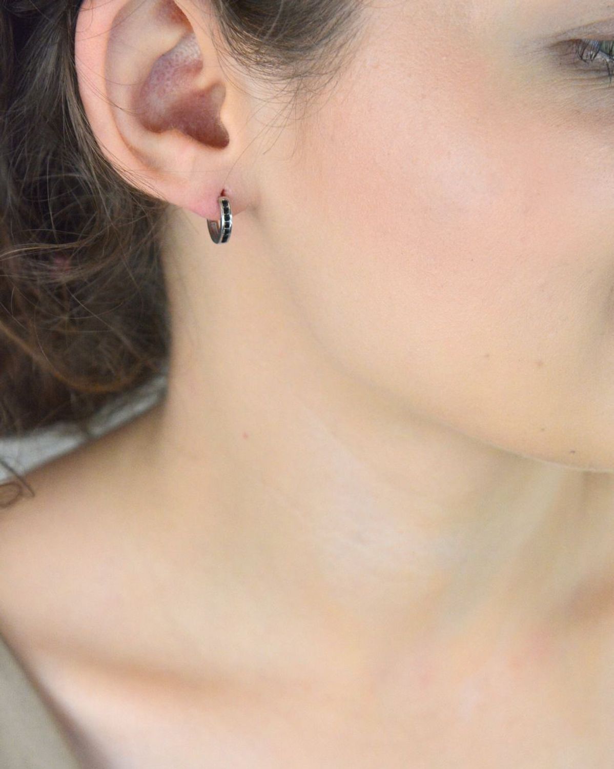 Kolczyki srebrne 925 dziecięce i damskie DIA-KLC-13464-925. Małe kółeczka z czarnymi cyrkoniami, zapięcie na zatrzask, długość 1,1 cm. Idealne na co dzień i na prezent.1.jpg