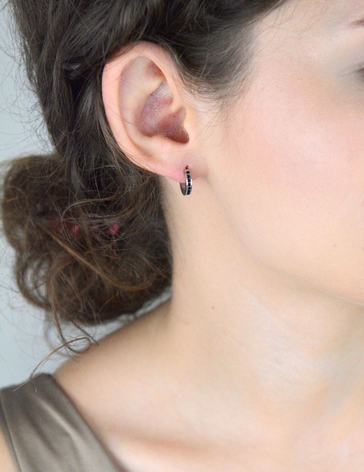 Kolczyki srebrne 925 dziecięce i damskie DIA-KLC-13464-925. Małe kółeczka z czarnymi cyrkoniami, zapięcie na zatrzask, długość 1,1 cm. Idealne na co dzień i na prezent.1.jpg