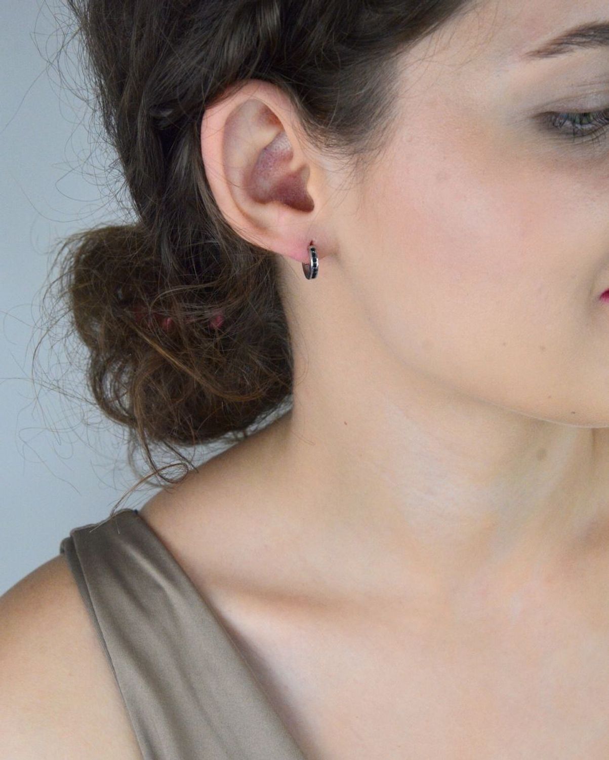 Kolczyki srebrne 925 dziecięce i damskie DIA-KLC-13464-925. Małe kółeczka z czarnymi cyrkoniami, zapięcie na zatrzask, długość 1,1 cm. Idealne na co dzień i na prezent.1.jpg