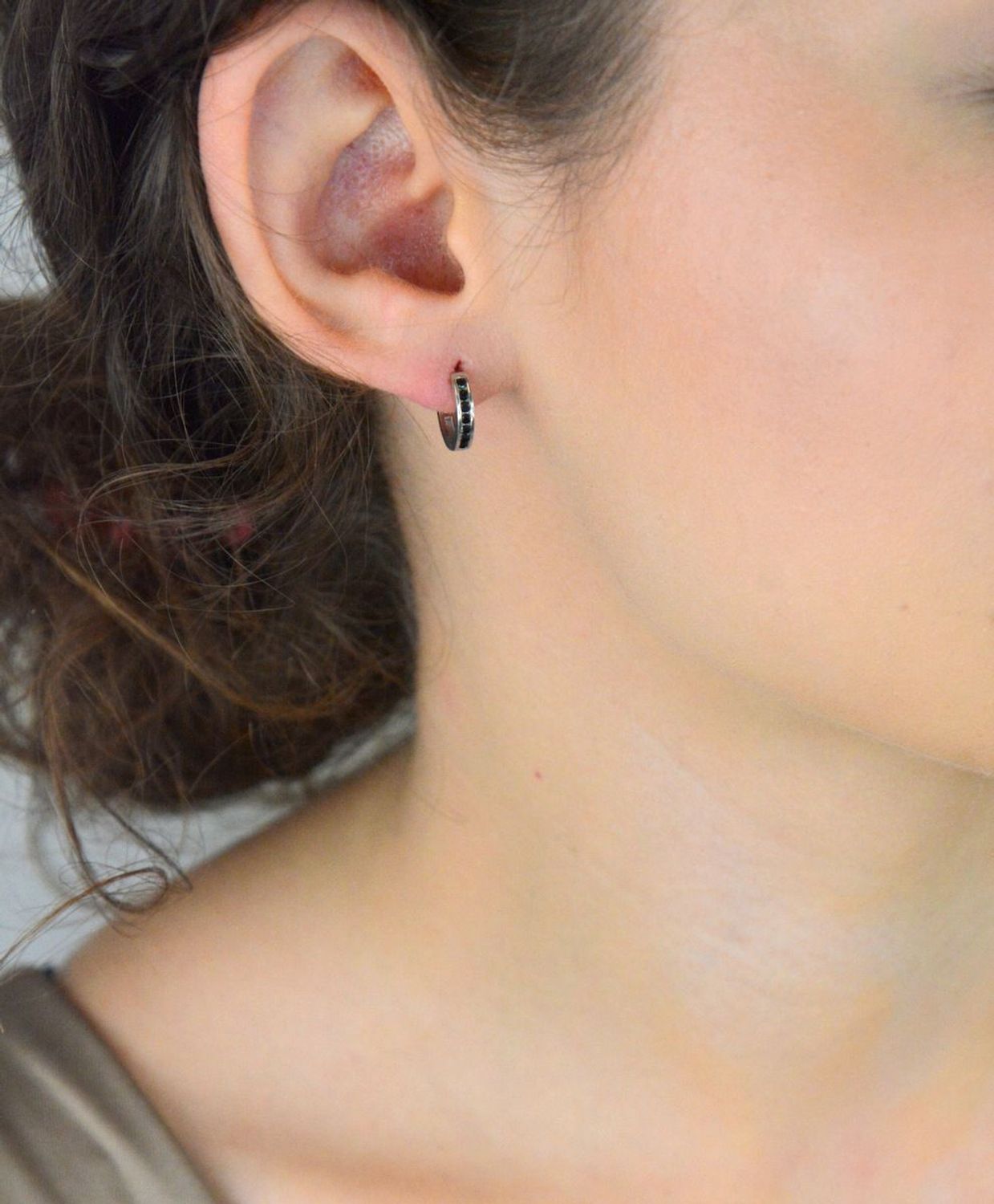 Kolczyki srebrne 925 dziecięce i damskie DIA-KLC-13464-925. Małe kółeczka z czarnymi cyrkoniami, zapięcie na zatrzask, długość 1,1 cm. Idealne na co dzień i na prezent.1.jpg