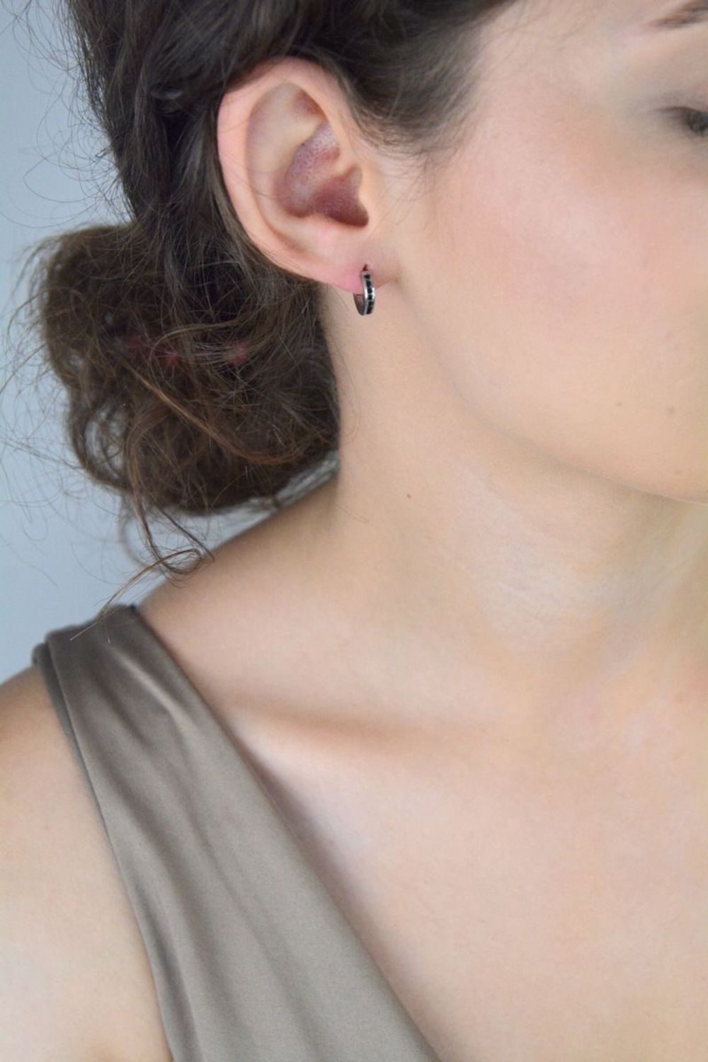 Kolczyki srebrne 925 dziecięce i damskie DIA-KLC-13464-925. Małe kółeczka z czarnymi cyrkoniami, zapięcie na zatrzask, długość 1,1 cm. Idealne na co dzień i na prezent.1.jpg