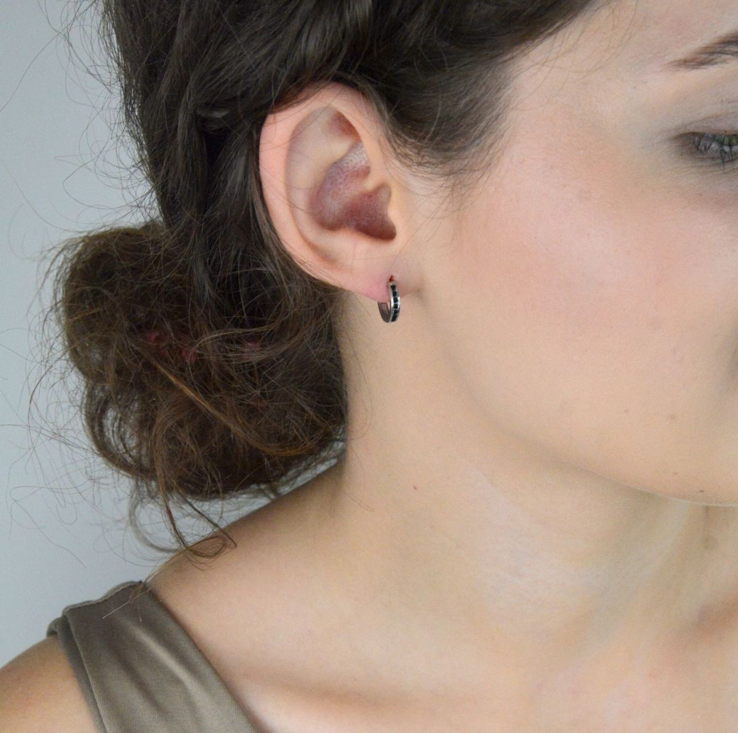 Kolczyki srebrne 925 dziecięce i damskie DIA-KLC-13464-925. Małe kółeczka z czarnymi cyrkoniami, zapięcie na zatrzask, długość 1,1 cm. Idealne na co dzień i na prezent.1.jpg