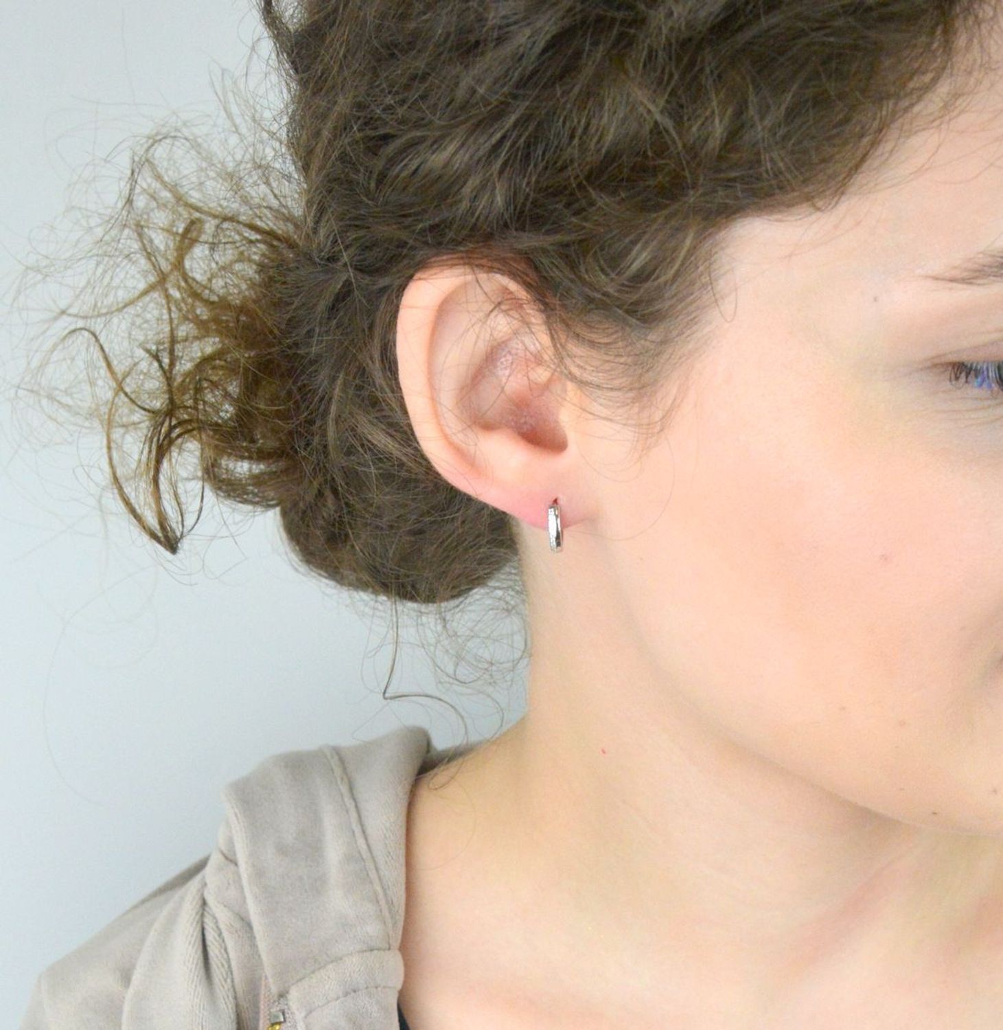 Kolczyki dziecięce srebrne 925 DIA-KLC-13465-925, małe kółeczka zdobione białymi cyrkoniami. Długość 1,0 cm, szerokość 2 mm, waga 1,50 g. Lekkie i bezpieczne dla dzieci.1.jpg