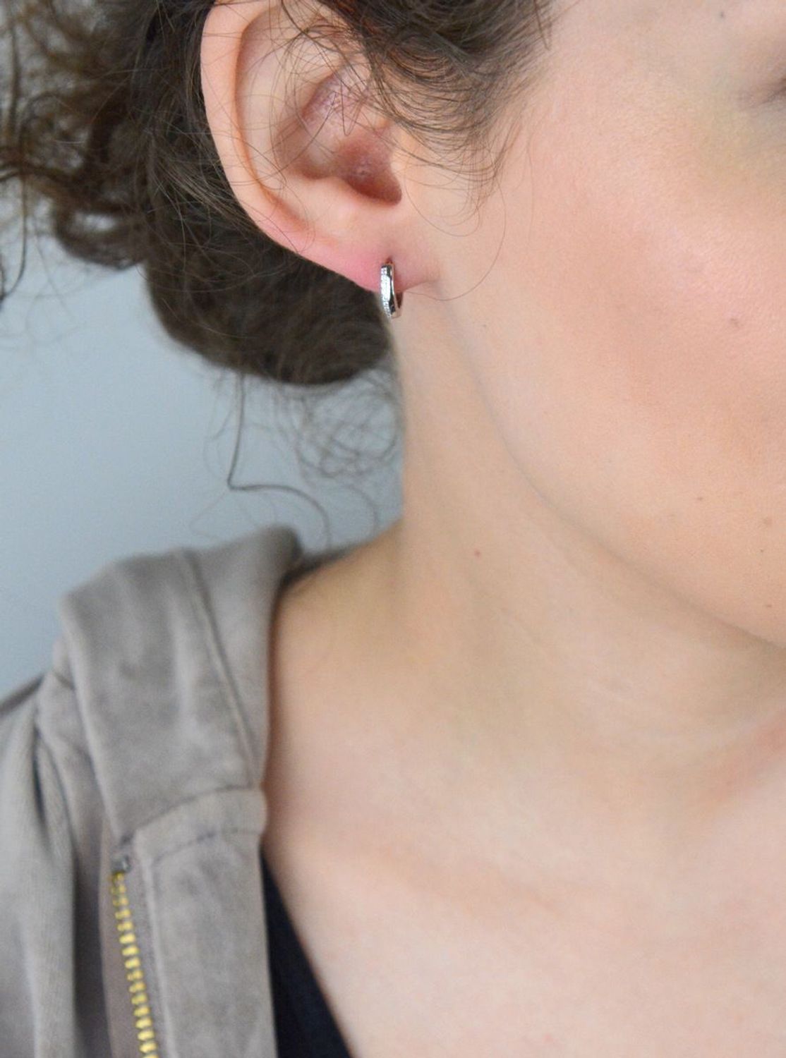 Kolczyki dziecięce srebrne 925 DIA-KLC-13465-925, małe kółeczka zdobione białymi cyrkoniami. Długość 1,0 cm, szerokość 2 mm, waga 1,50 g. Lekkie i bezpieczne dla dzieci.1.jpg