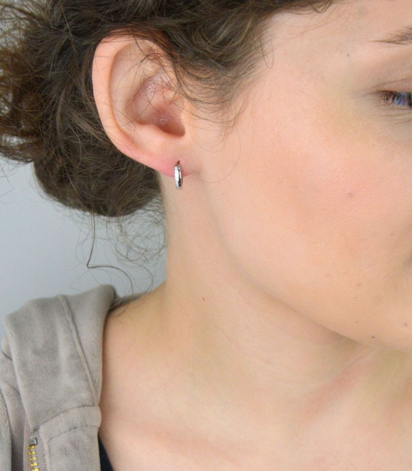 Kolczyki dziecięce srebrne 925 DIA-KLC-13465-925, małe kółeczka zdobione białymi cyrkoniami. Długość 1,0 cm, szerokość 2 mm, waga 1,50 g. Lekkie i bezpieczne dla dzieci.1.jpg