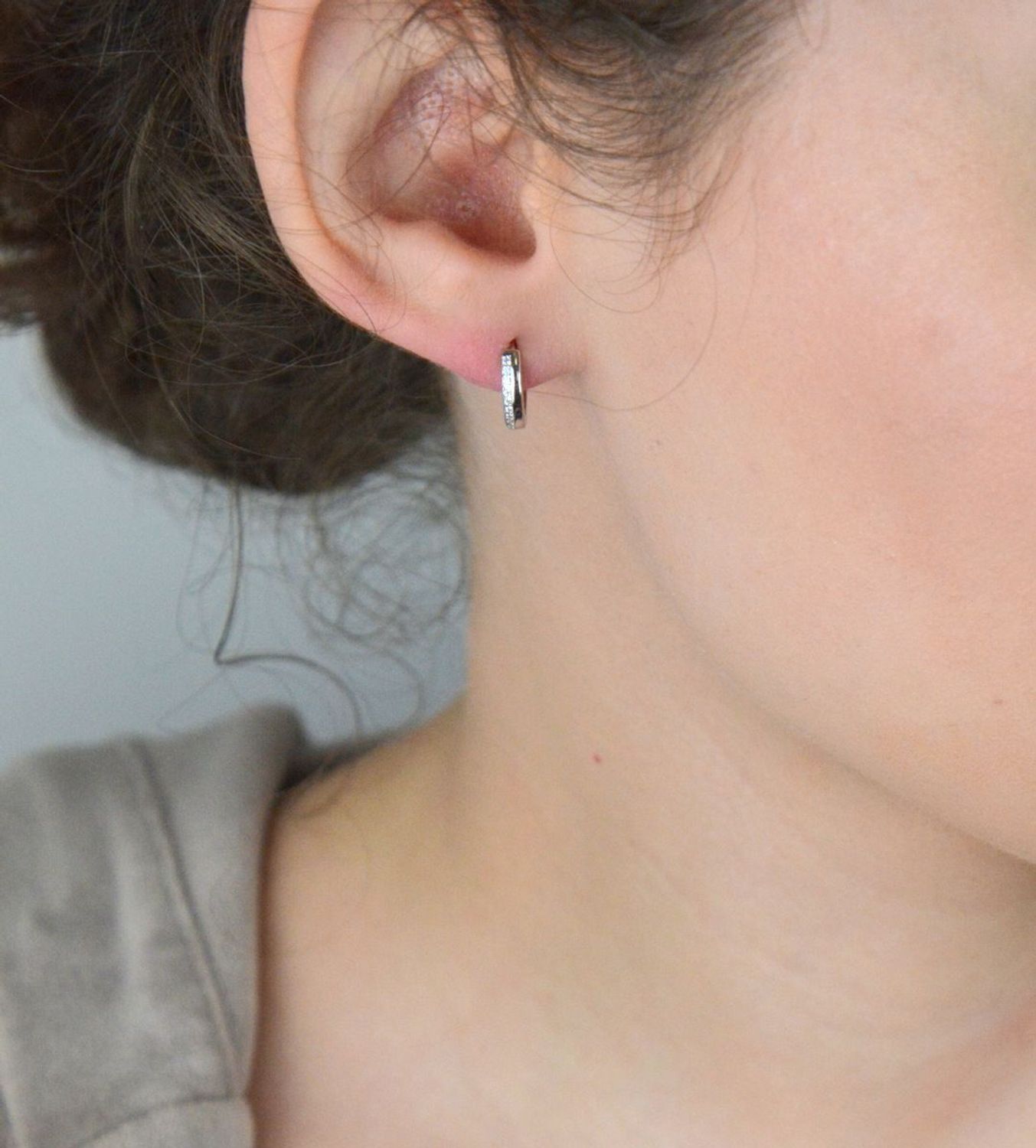 Kolczyki dziecięce srebrne 925 DIA-KLC-13465-925, małe kółeczka zdobione białymi cyrkoniami. Długość 1,0 cm, szerokość 2 mm, waga 1,50 g. Lekkie i bezpieczne dla dzieci.1.jpg