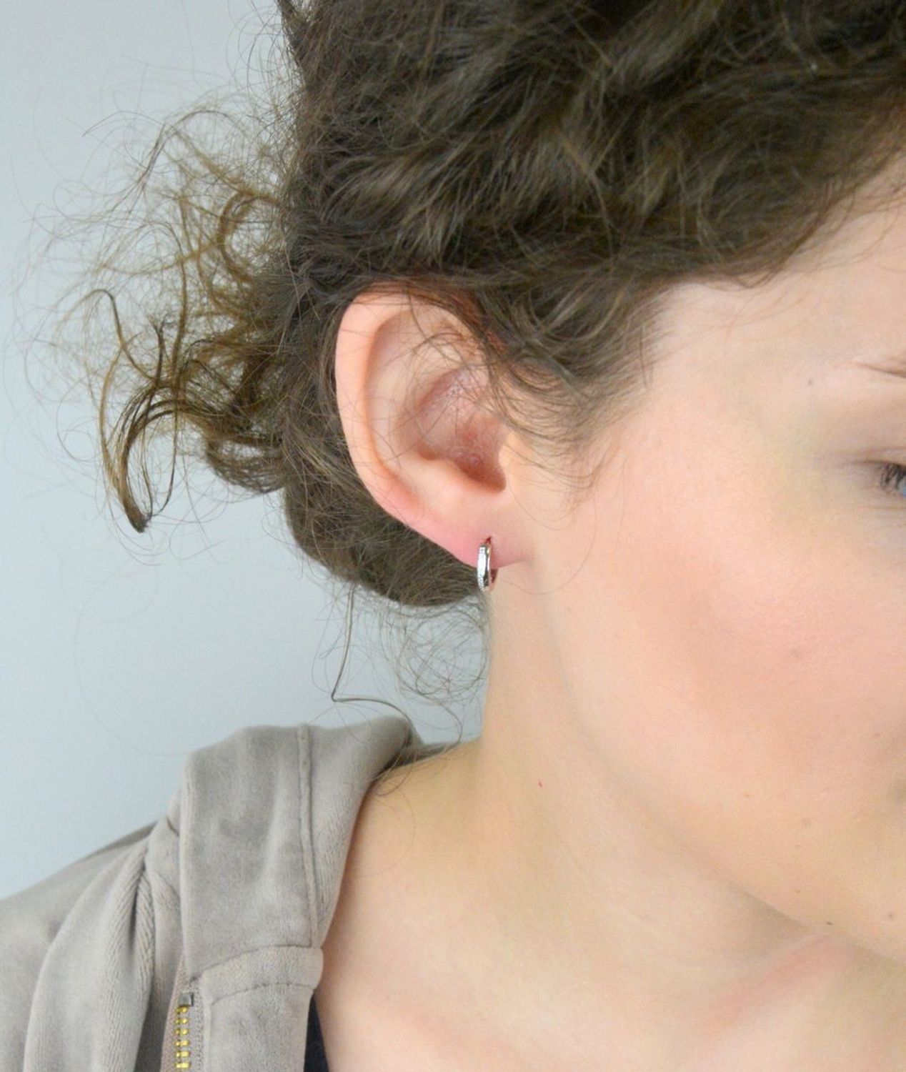 Kolczyki dziecięce srebrne 925 DIA-KLC-13465-925, małe kółeczka zdobione białymi cyrkoniami. Długość 1,0 cm, szerokość 2 mm, waga 1,50 g. Lekkie i bezpieczne dla dzieci.1.jpg