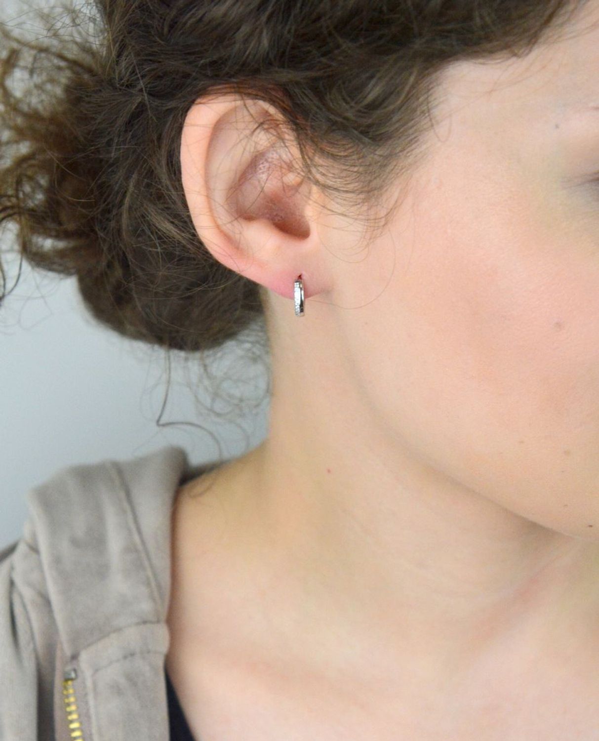 Kolczyki dziecięce srebrne 925 DIA-KLC-13465-925, małe kółeczka zdobione białymi cyrkoniami. Długość 1,0 cm, szerokość 2 mm, waga 1,50 g. Lekkie i bezpieczne dla dzieci.1.jpg