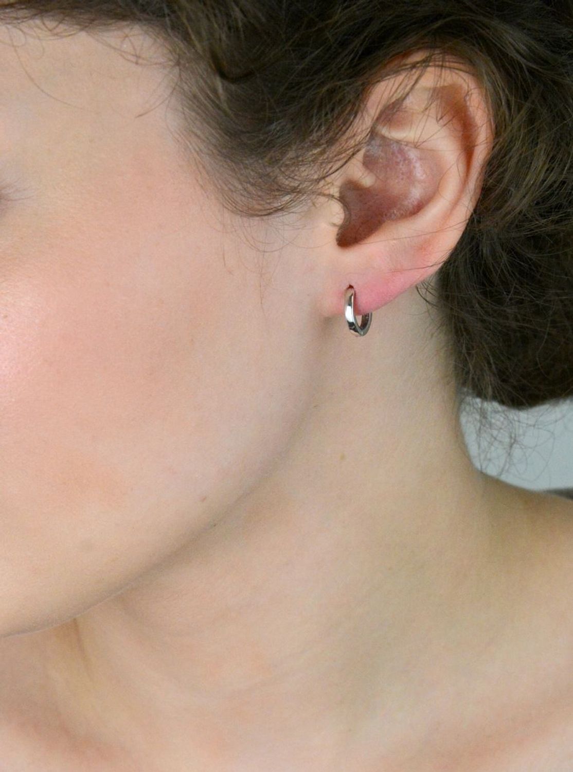 Delikatne kolczyki dziecięce ze srebra próby 925 w formie małych kółeczek o średnicy 1 cm, szerokości 2 mm, z zapięciem na zatrzask. Waga 1,40 g.1.jpg