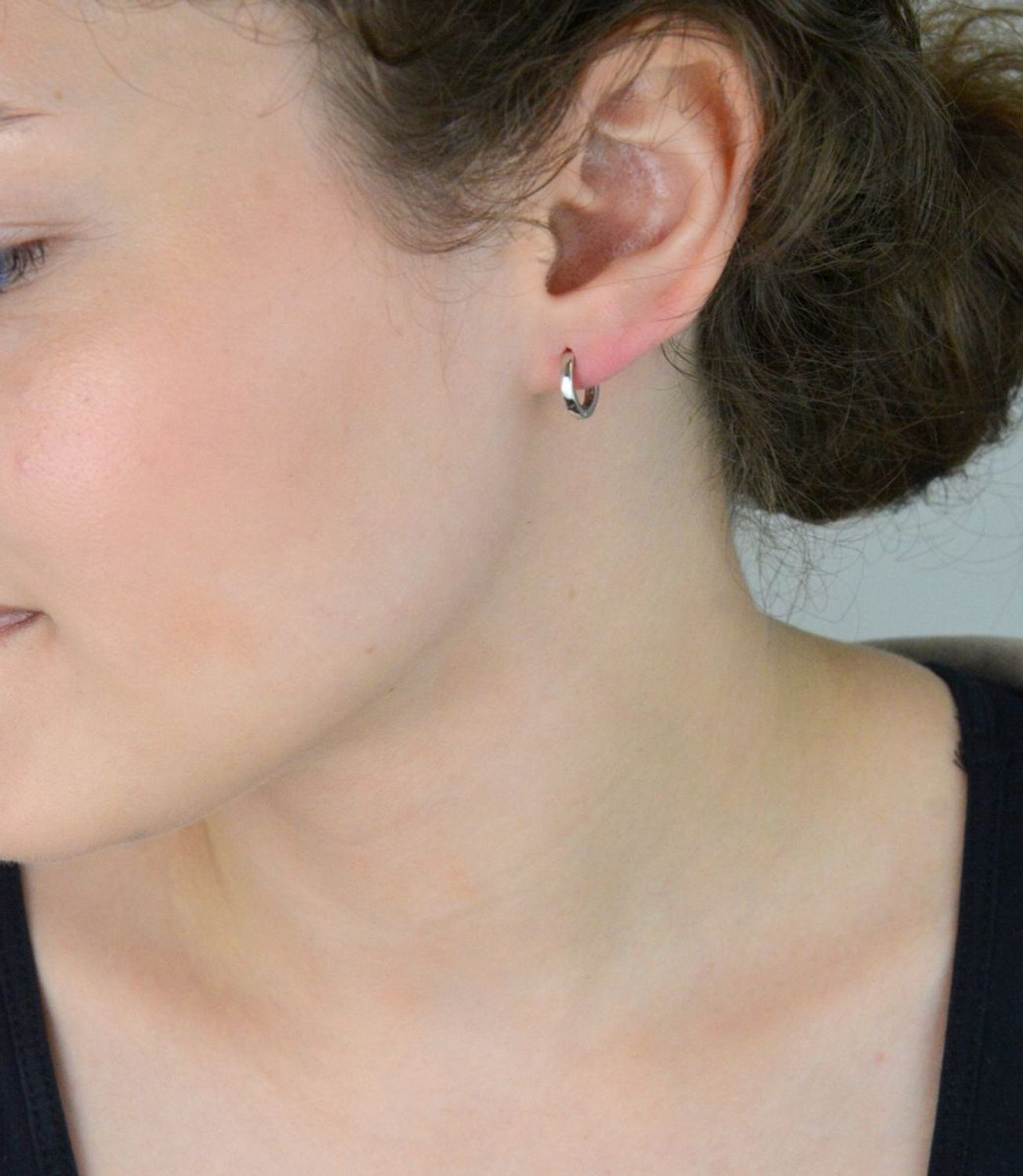 Delikatne kolczyki dziecięce ze srebra próby 925 w formie małych kółeczek o średnicy 1 cm, szerokości 2 mm, z zapięciem na zatrzask. Waga 1,40 g.1.jpg