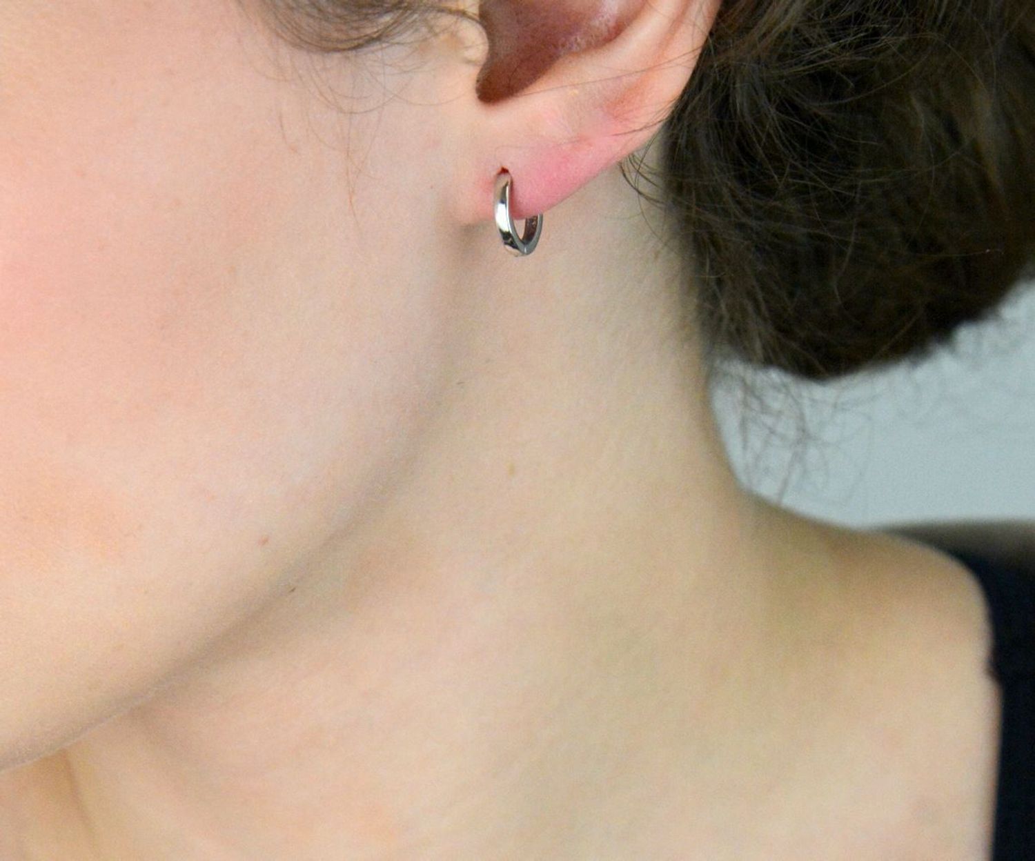 Delikatne kolczyki dziecięce ze srebra próby 925 w formie małych kółeczek o średnicy 1 cm, szerokości 2 mm, z zapięciem na zatrzask. Waga 1,40 g.1.jpg