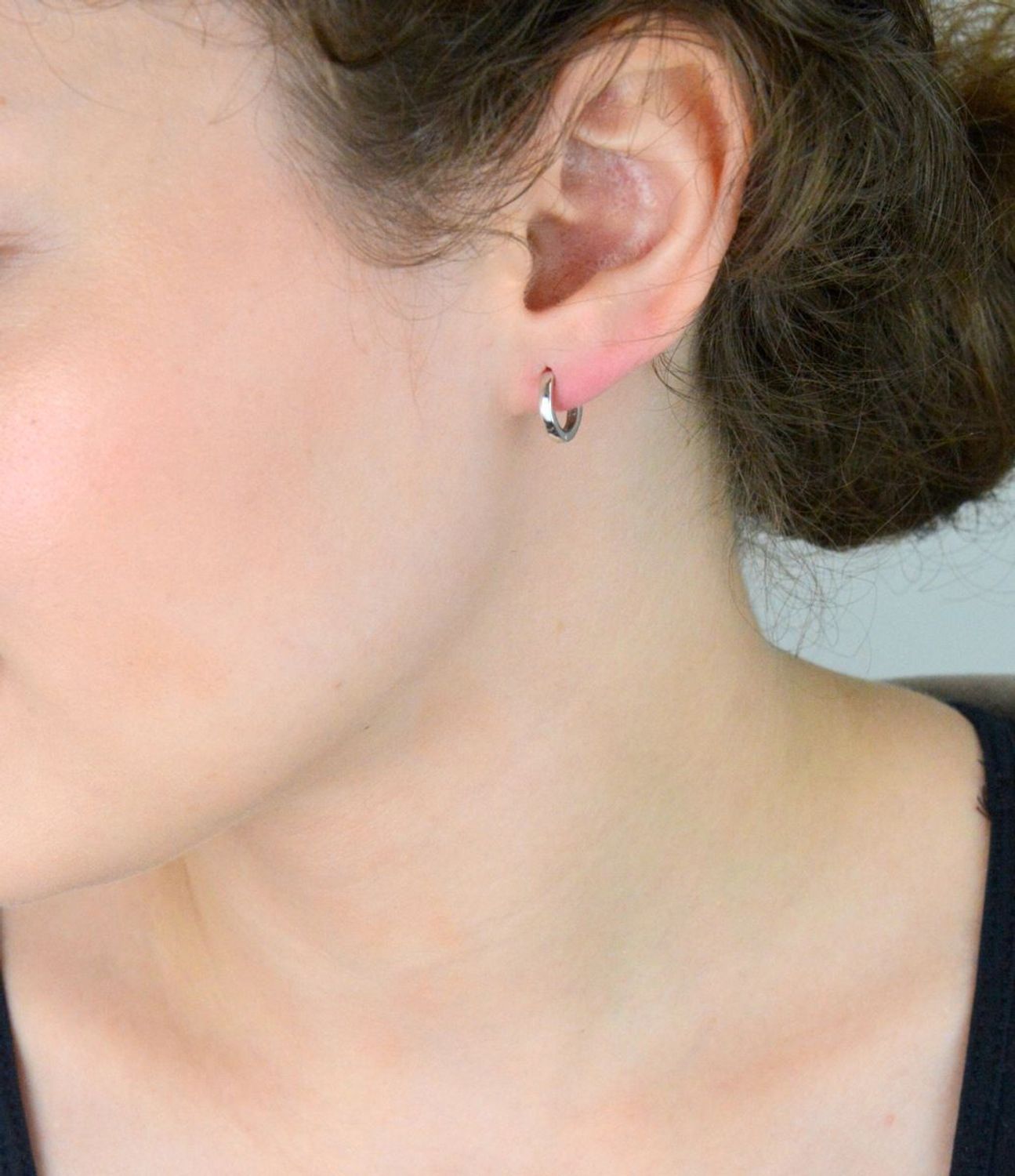 Delikatne kolczyki dziecięce ze srebra próby 925 w formie małych kółeczek o średnicy 1 cm, szerokości 2 mm, z zapięciem na zatrzask. Waga 1,40 g.1.jpg