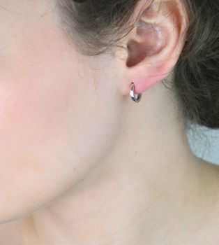 Delikatne kolczyki dziecięce ze srebra próby 925 w formie małych kółeczek o średnicy 1 cm, szerokości 2 mm, z zapięciem na zatrzask. Waga 1,40 g (1).JPG