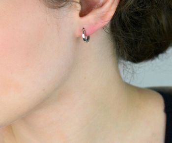 Delikatne kolczyki dziecięce ze srebra próby 925 w formie małych kółeczek o średnicy 1 cm, szerokości 2 mm, z zapięciem na zatrzask. Waga 1,40 g (4).JPG