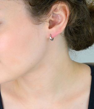 Delikatne kolczyki dziecięce ze srebra próby 925 w formie małych kółeczek o średnicy 1 cm, szerokości 2 mm, z zapięciem na zatrzask. Waga 1,40 g (5).JPG