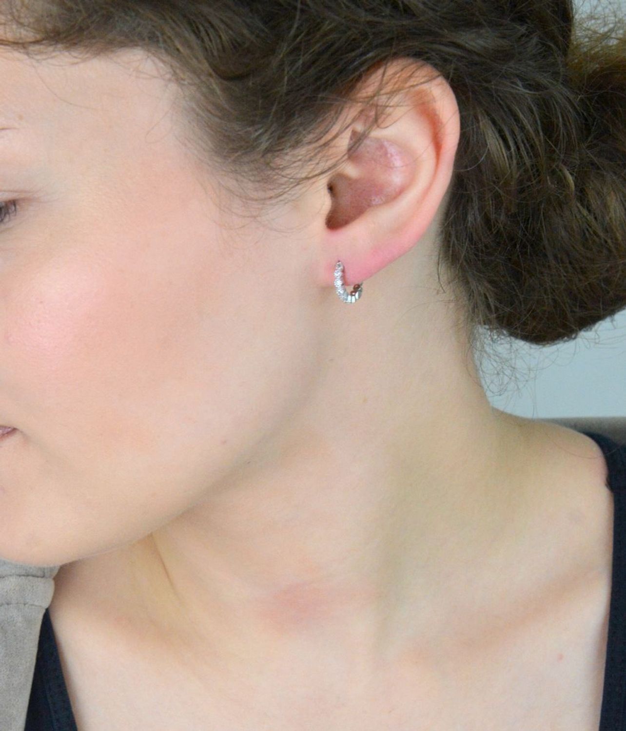 Delikatne kolczyki dziecięce srebrne próby 925, małe kółeczka zdobione białymi cyrkoniami. Długość 1,0 cm, szerokość 2 mm, zapięcie na zatrzask, waga 1,60 g. Model DIA-KLC-13467-925.1.jpg