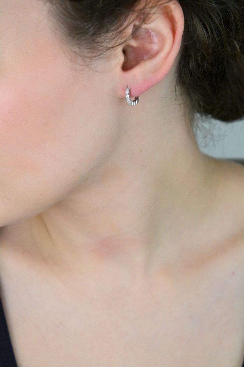 Delikatne kolczyki dziecięce srebrne próby 925, małe kółeczka zdobione białymi cyrkoniami. Długość 1,0 cm, szerokość 2 mm, zapięcie na zatrzask, waga 1,60 g. Model DIA-KLC-13467-925.1.jpg