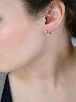 Delikatne kolczyki dziecięce srebrne próby 925, małe kółeczka zdobione białymi cyrkoniami. Długość 1,0 cm, szerokość 2 mm, zapięcie na zatrzask, waga 1,60 g. Model DIA-KLC-13467-925 (1).JPG