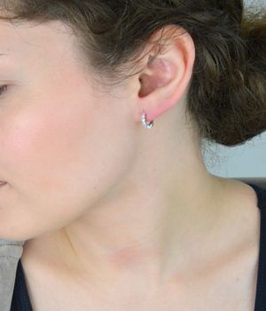 Delikatne kolczyki dziecięce srebrne próby 925, małe kółeczka zdobione białymi cyrkoniami. Długość 1,0 cm, szerokość 2 mm, zapięcie na zatrzask, waga 1,60 g. Model DIA-KLC-13467-925 (2).JPG