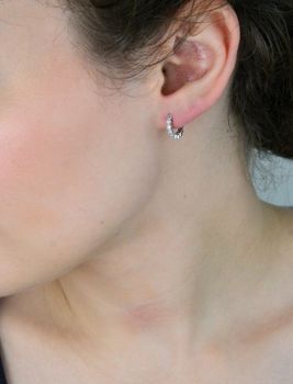 Delikatne kolczyki dziecięce srebrne próby 925, małe kółeczka zdobione białymi cyrkoniami. Długość 1,0 cm, szerokość 2 mm, zapięcie na zatrzask, waga 1,60 g. Model DIA-KLC-13467-925 (4).JPG