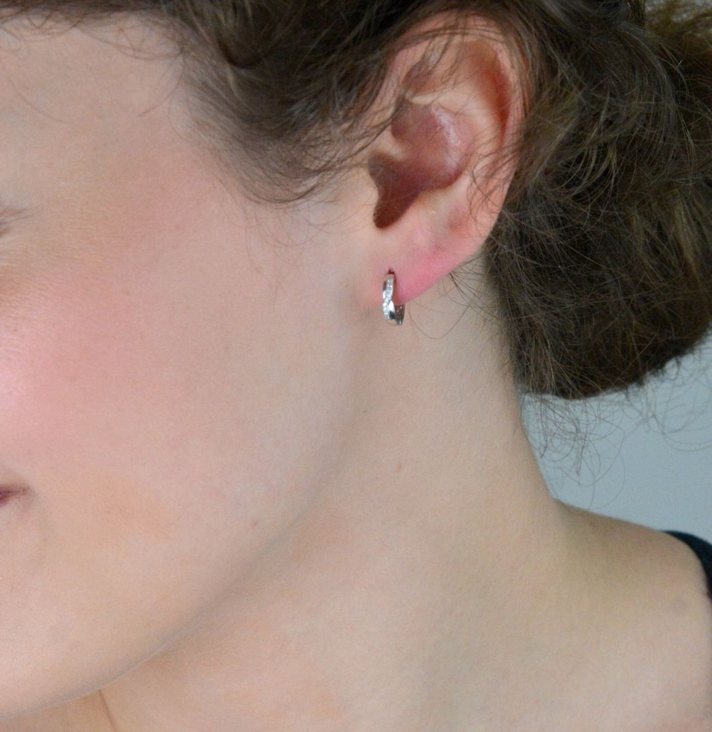 Dziecięce kolczyki srebrne 925 – małe kółeczka zdobione cyrkoniami, zapięcie na zatrzask. Model DIA-KLC-13470-925, długość 1,0 cm, szerokość 2 mm, waga 1,50 g. Idealne dla dziewczynek.1.jpg