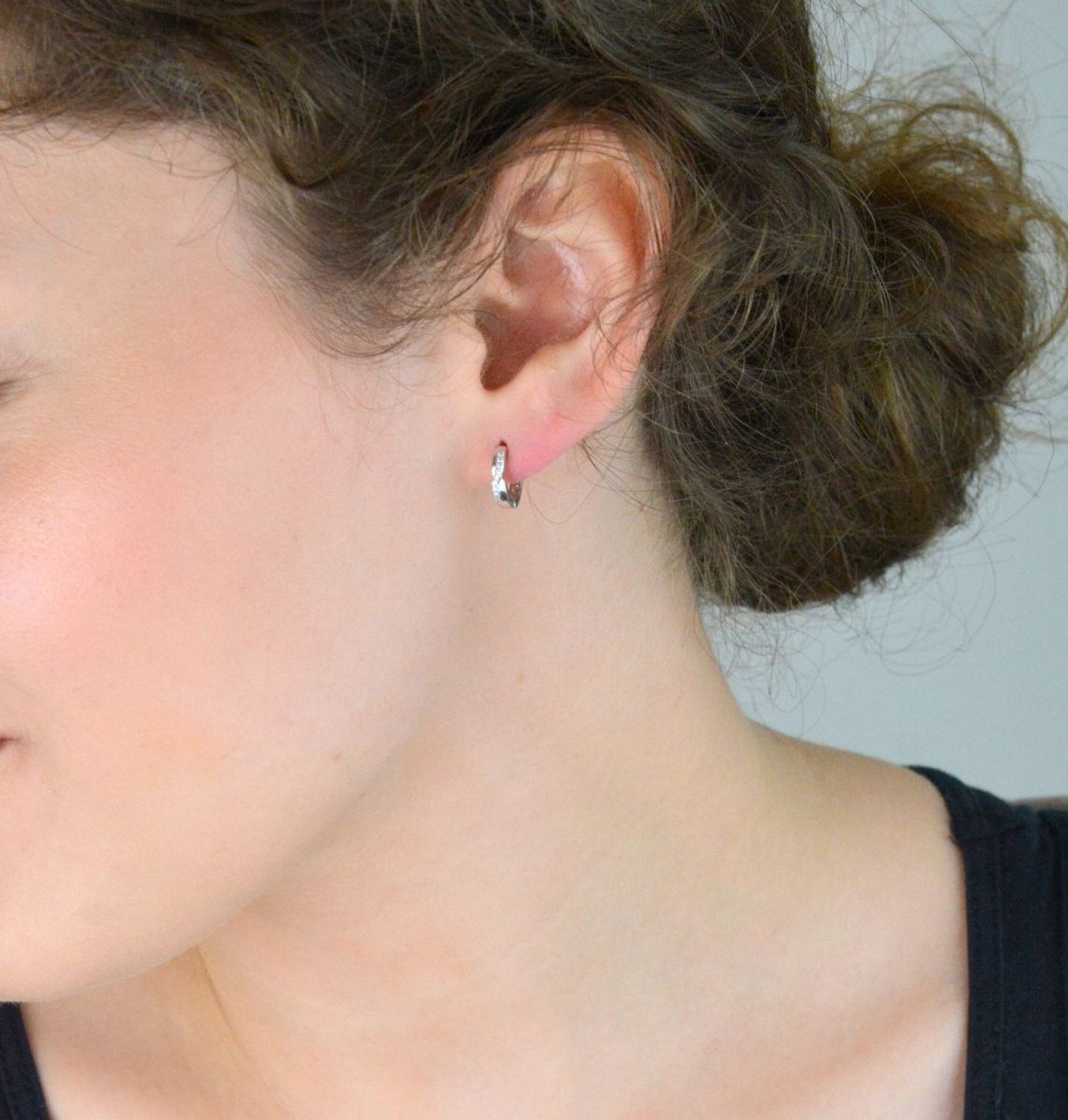 Dziecięce kolczyki srebrne 925 – małe kółeczka zdobione cyrkoniami, zapięcie na zatrzask. Model DIA-KLC-13470-925, długość 1,0 cm, szerokość 2 mm, waga 1,50 g. Idealne dla dziewczynek.1.jpg