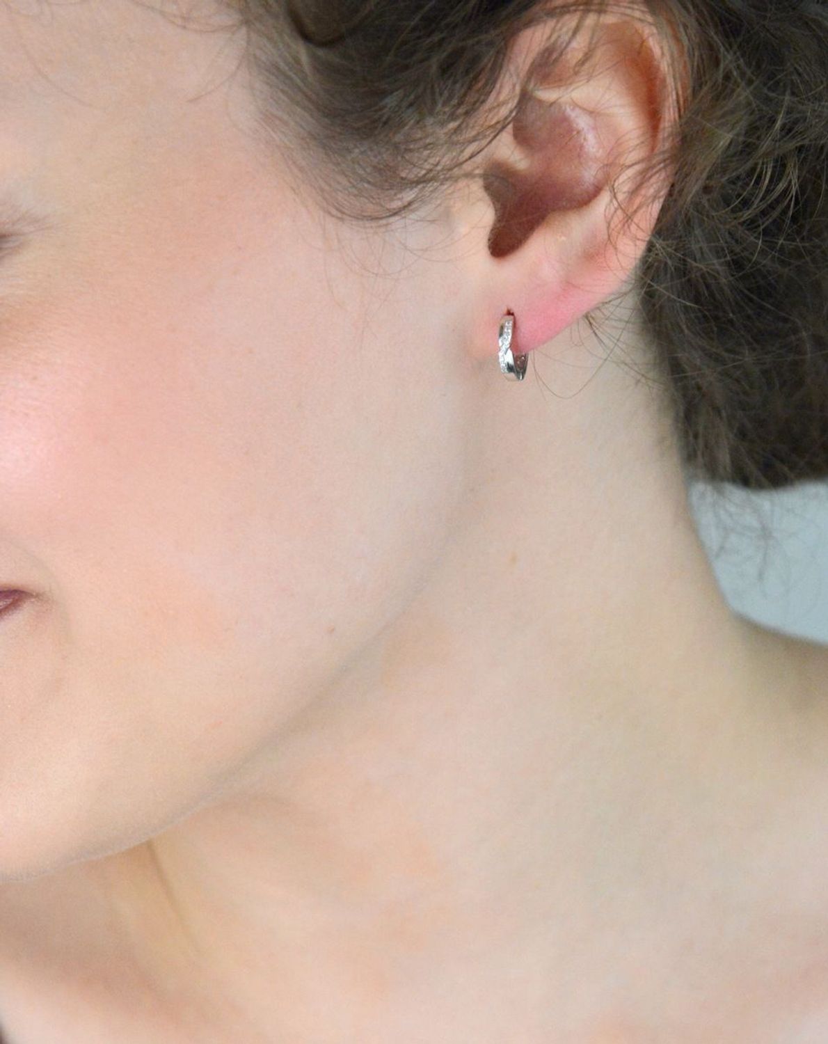 Dziecięce kolczyki srebrne 925 – małe kółeczka zdobione cyrkoniami, zapięcie na zatrzask. Model DIA-KLC-13470-925, długość 1,0 cm, szerokość 2 mm, waga 1,50 g. Idealne dla dziewczynek.1.jpg