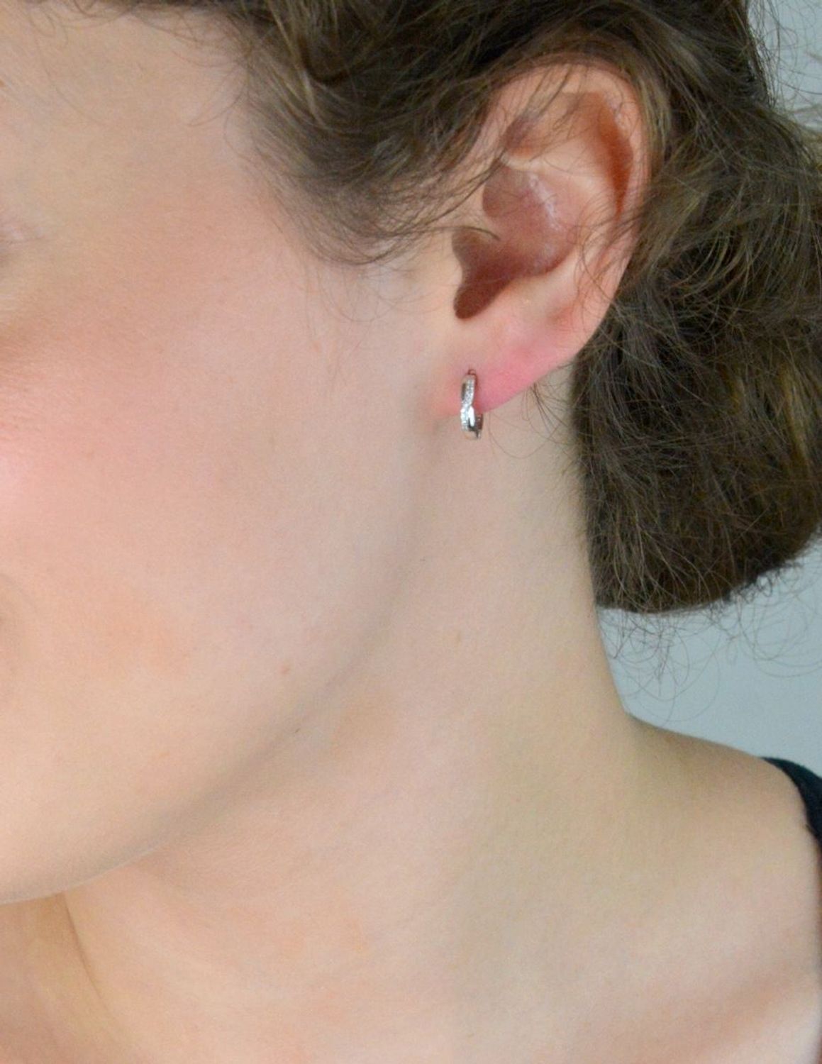 Dziecięce kolczyki srebrne 925 – małe kółeczka zdobione cyrkoniami, zapięcie na zatrzask. Model DIA-KLC-13470-925, długość 1,0 cm, szerokość 2 mm, waga 1,50 g. Idealne dla dziewczynek.1.jpg