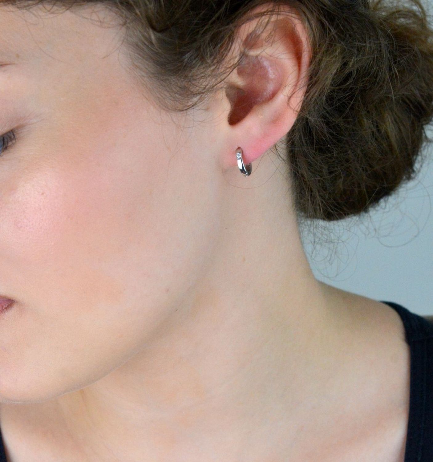 Eleganckie kolczyki srebrne próby 925 – malutkie kółeczka zdobione jedną cyrkonią, idealne dla dzieci i dorosłych. Zapięcie na zatrzask, waga 1,50 g, obwód 1 cm.1.jpg