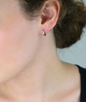 Eleganckie kolczyki srebrne próby 925 – malutkie kółeczka zdobione jedną cyrkonią, idealne dla dzieci i dorosłych. Zapięcie na zatrzask, waga 1,50 g, obwód 1 cm (2).JPG