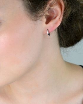 Eleganckie kolczyki srebrne próby 925 – malutkie kółeczka zdobione jedną cyrkonią, idealne dla dzieci i dorosłych. Zapięcie na zatrzask, waga 1,50 g, obwód 1 cm (3).JPG