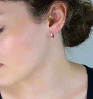 Eleganckie kolczyki srebrne próby 925 – malutkie kółeczka zdobione jedną cyrkonią, idealne dla dzieci i dorosłych. Zapięcie na zatrzask, waga 1,50 g, obwód 1 cm (4).JPG