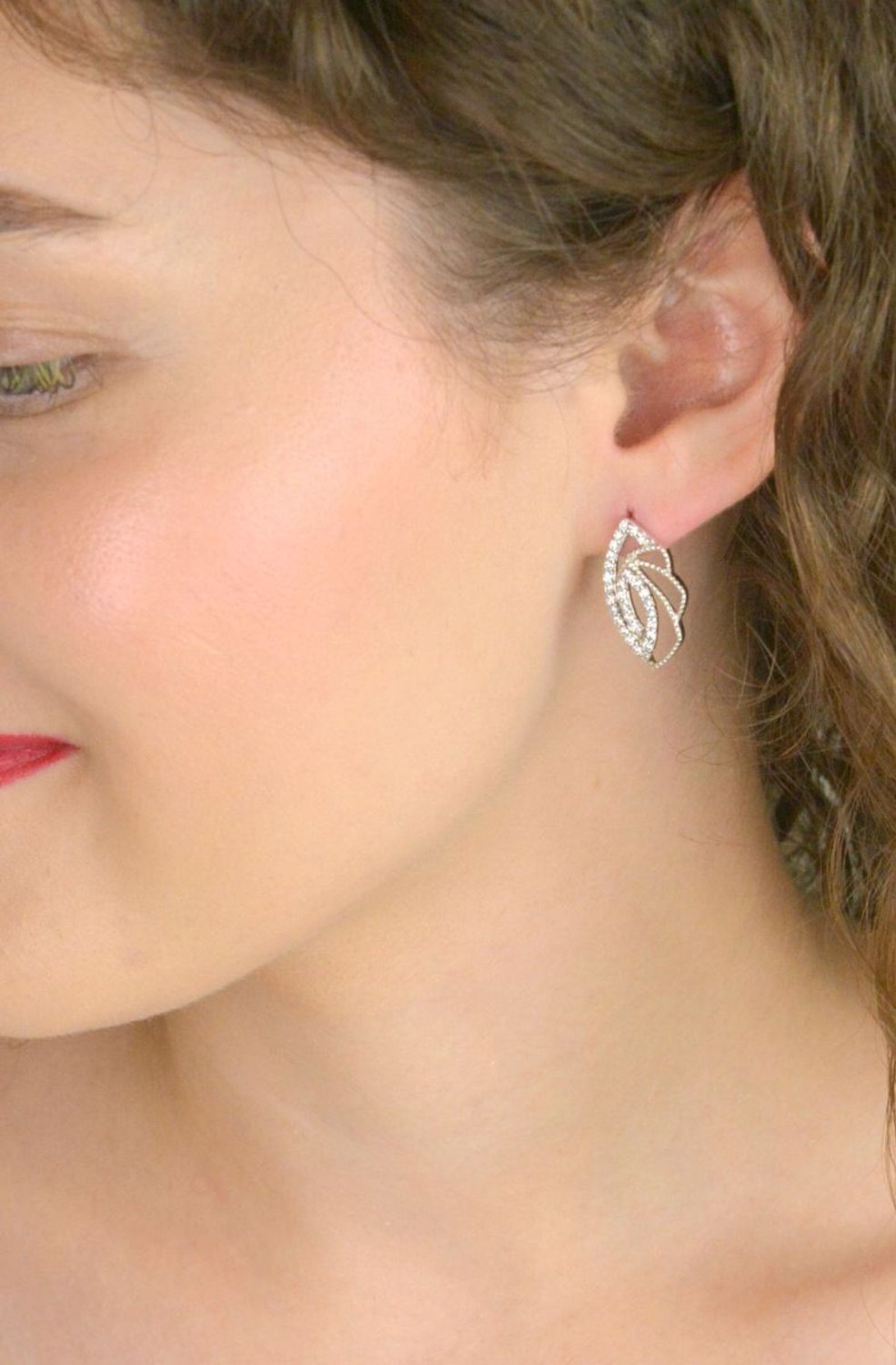 Eleganckie kolczyki damskie srebrne 925 o geometrycznym kształcie, zdobione cyrkoniami. Stylowy design i zapięcie na sztyft – idealne na co dzień i na prezent.1.jpg